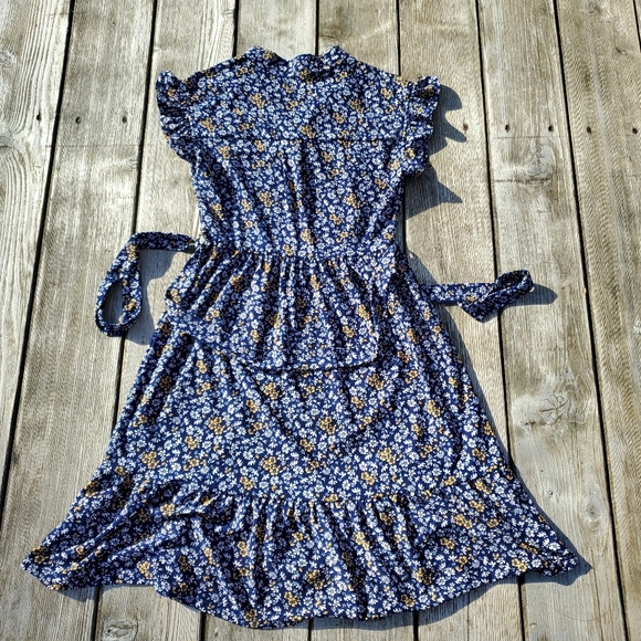 Beautiful Monteau Tie Waist Dress in Blue Floral Pattern - Picture 5 of 11
